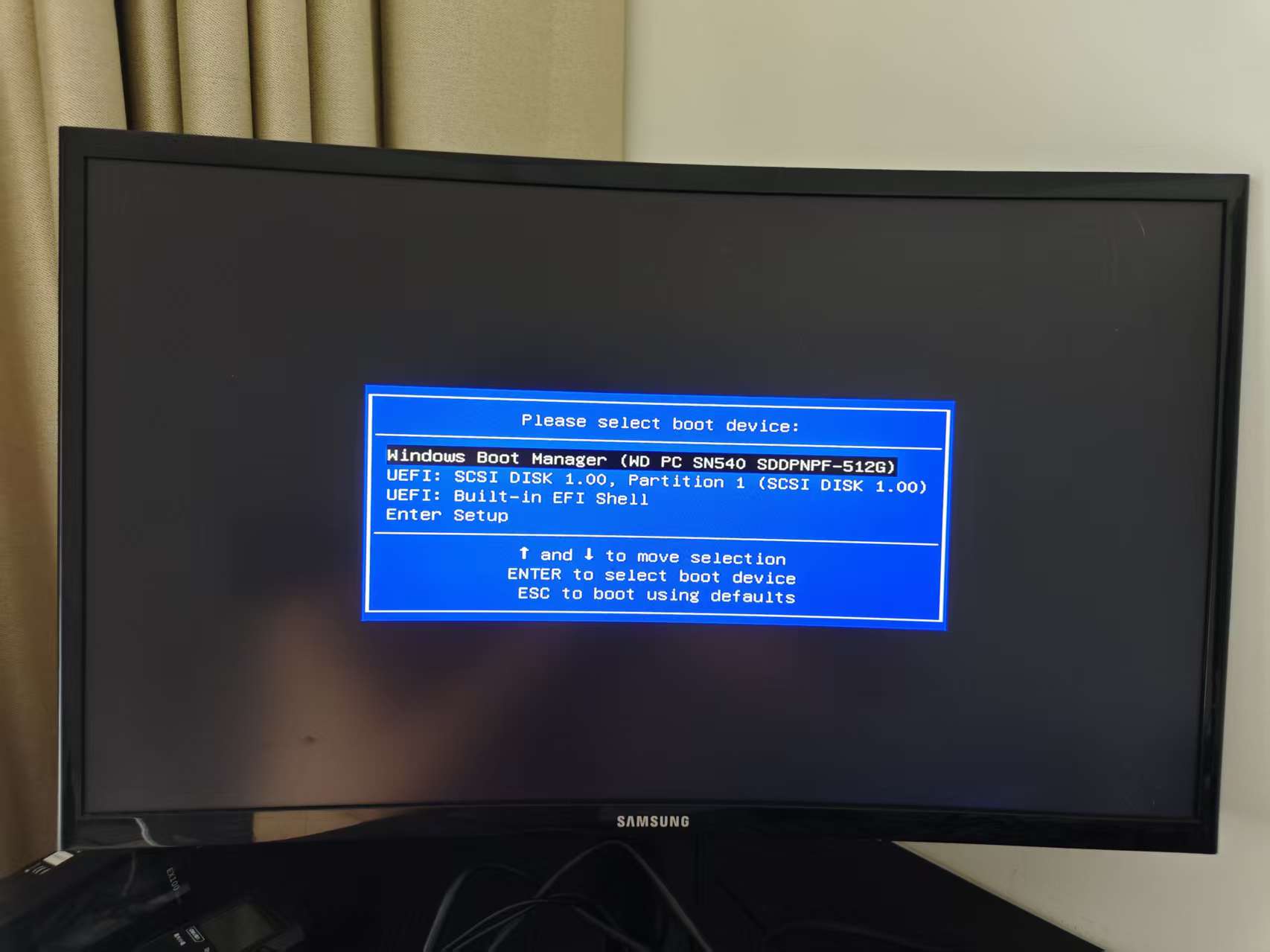 EQi12 UEFI boot menu showing SCSI DISK 1.00 USB option alongside Windows Boot Manager